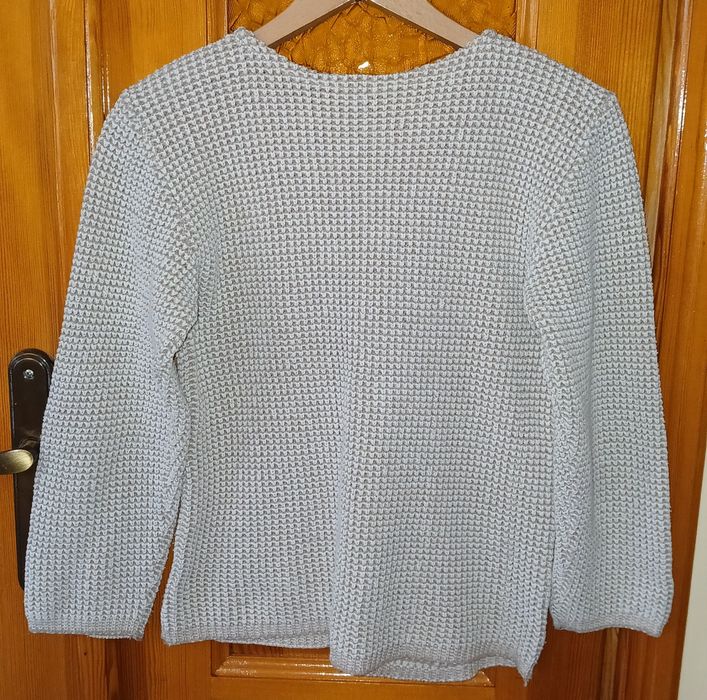 Beżowy, damski sweter.