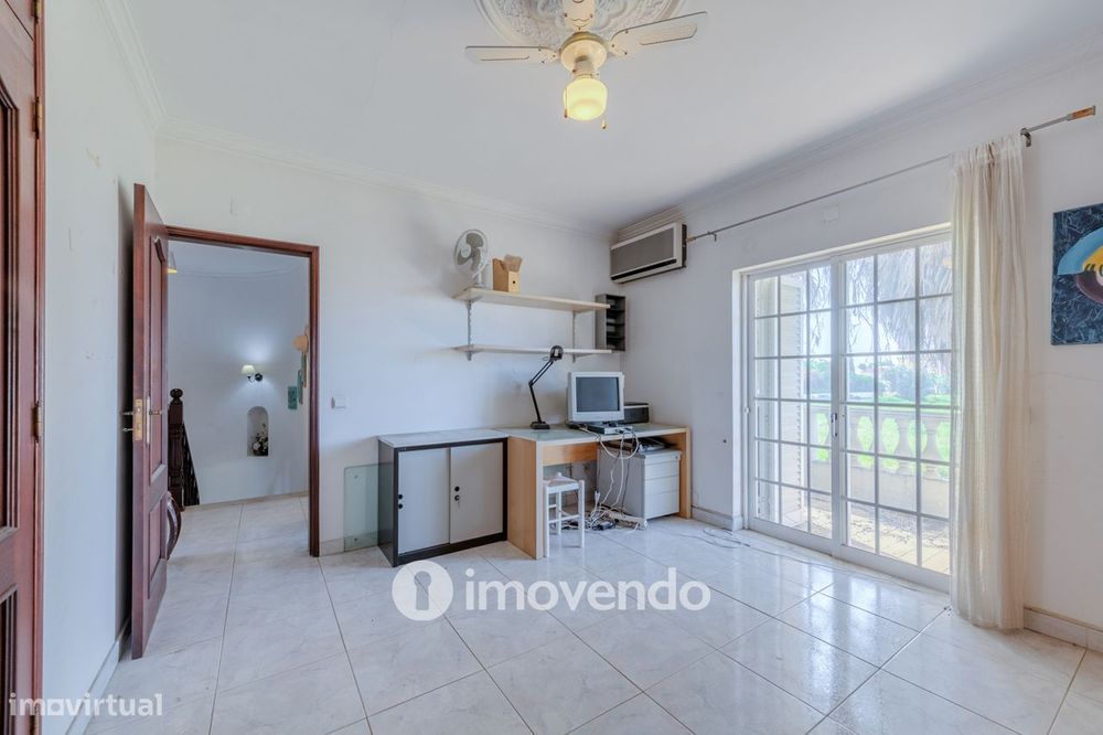 Moradia T4, com áreas amplas e jardim, em Faro
