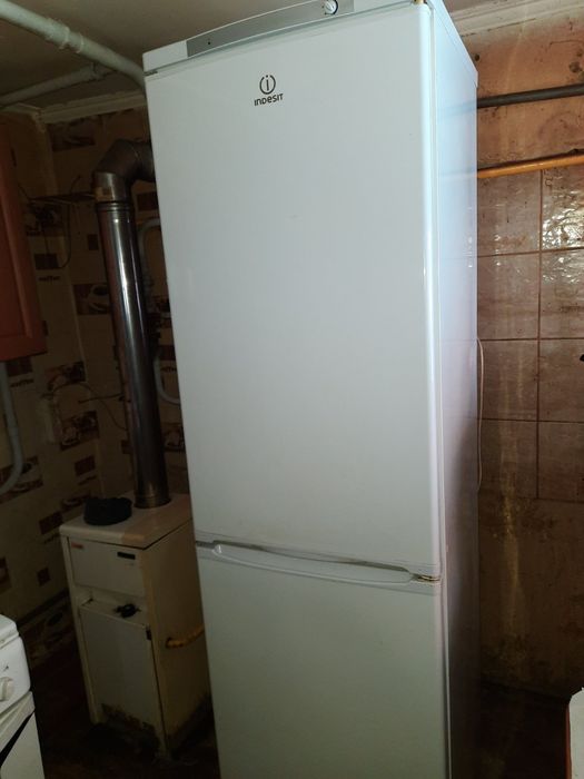 Продажа холодильника  Indesit