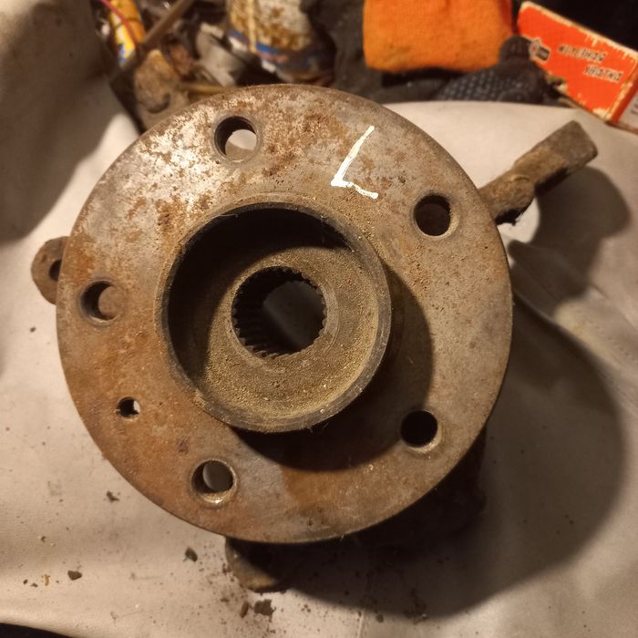 Кулак поворотний Рено Трафік лівий