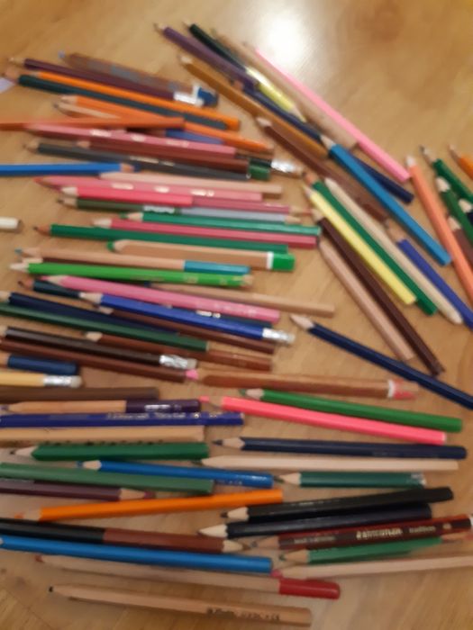 Przybory szkolne Pisaki kredki Ekierka ołówki