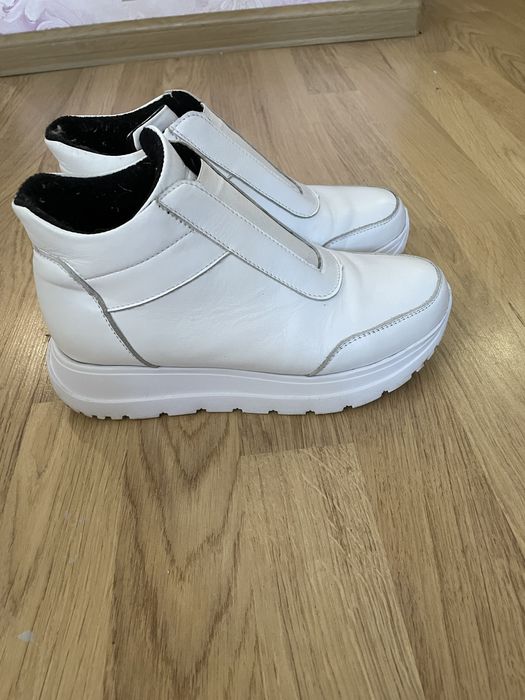 Взуття жіноче