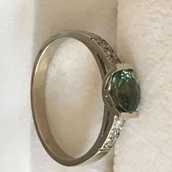 Złoty pierścionek z szafirem i diamentami