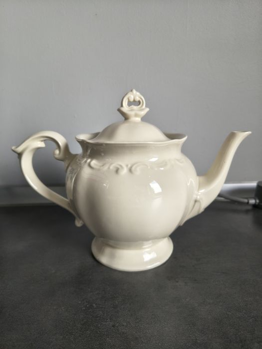 Czajnik ,imbryk  porcelitowy Tułowice