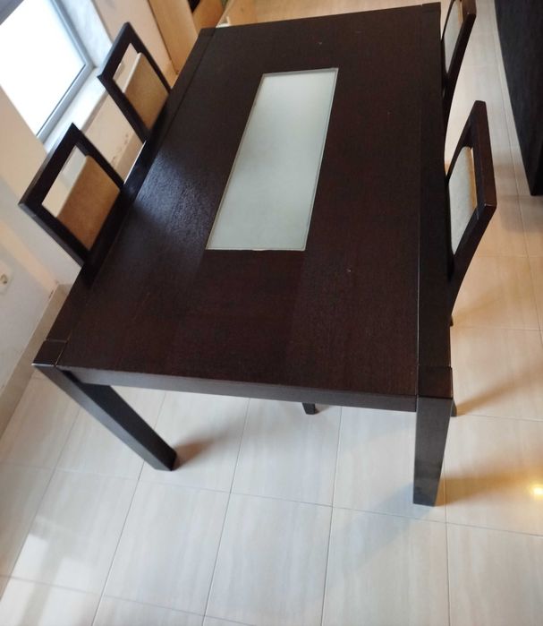 Mesa castanha para sala