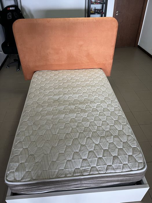 Estrado com colchao e cabeceira em tecidi/veludo