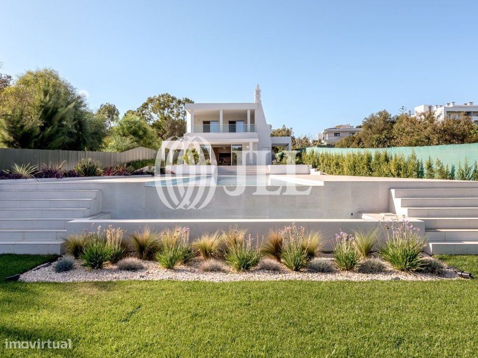 4+2-Bedroom Villa with Swimming Pool and Garage in Alvor, Algarve
