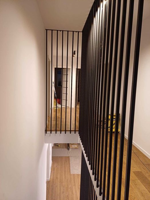 Balustrada pionowa typu harfa, lamele z profila stalowego