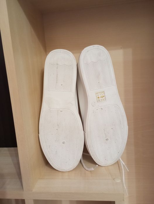 Продам белые крассовки.