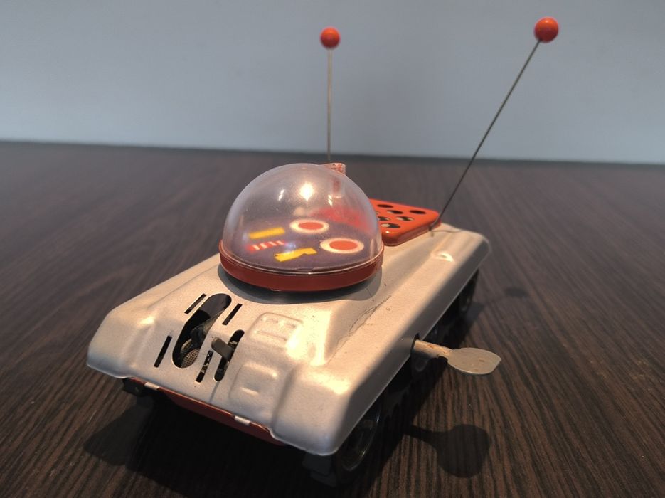Stara kosmiczna zabawka czolg z czasów PRL