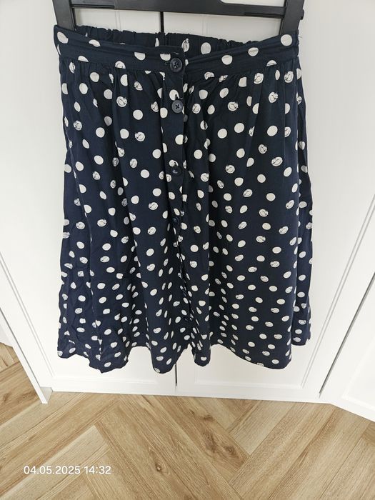 Spódnica rozkloszowana z kieszeniami w grochy