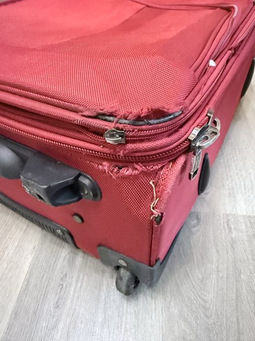 Валіза на колесах червона