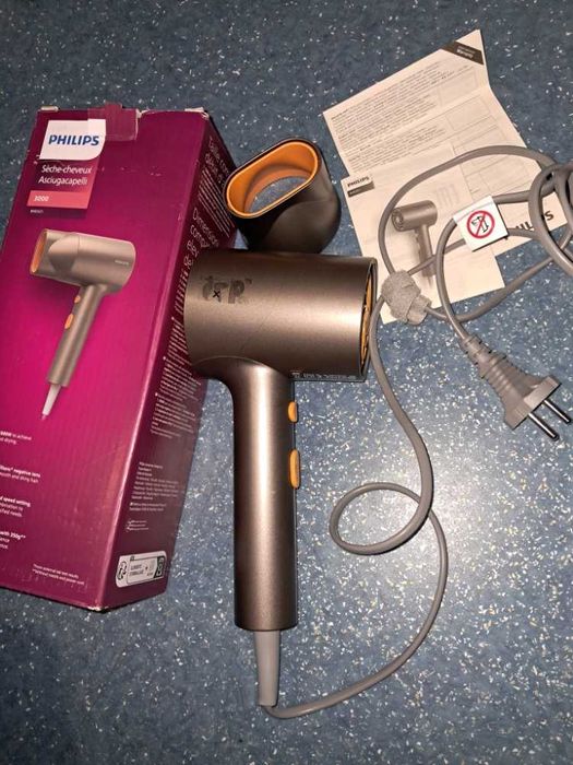 Компактний фен Philips 3000 Series (BHD321) 1600W з іонізацією -- стан нового