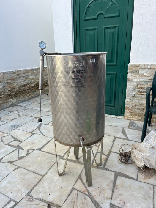 Vasilha para fazer vinho em inox de 100 litros  usada só uma vez. Está como nova