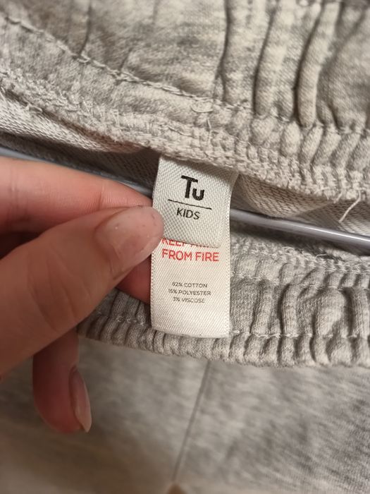 Szare dresowe spodnie marki Tu