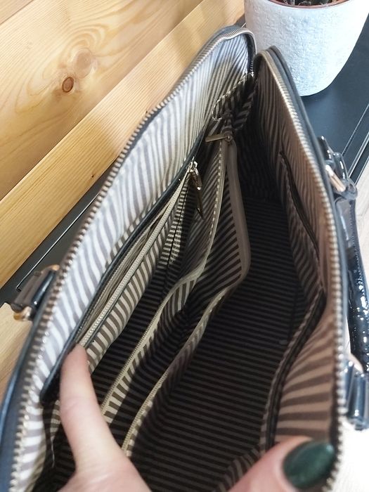 Sprzedam torebkę czarną lakierowaną