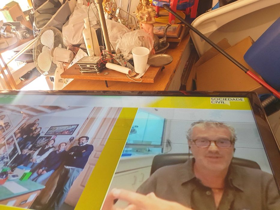 Tv samsung da imagem, funciona tem defeito na imagem superior horizontal.