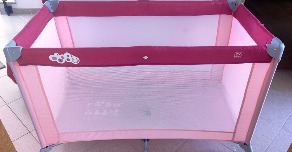 Cama de bébé dobravel com muitos acessorios