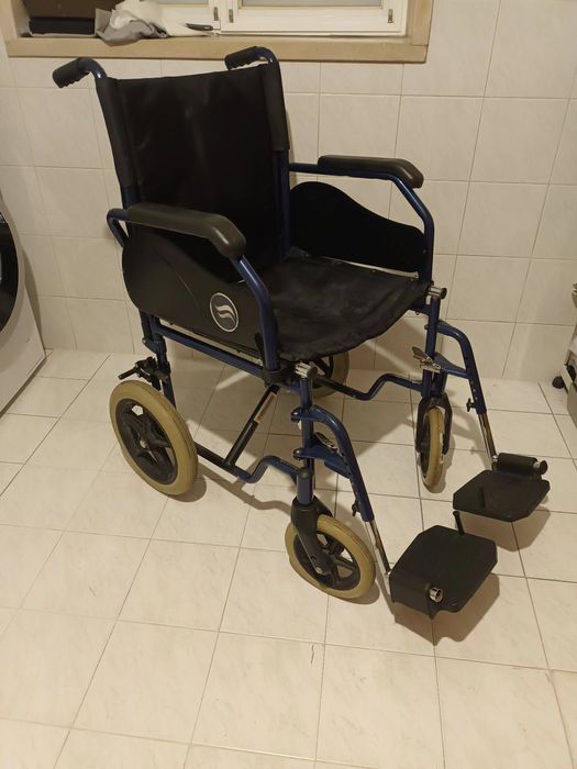 Cadeira de rodas Breezy 90- precisa de rodas da frente