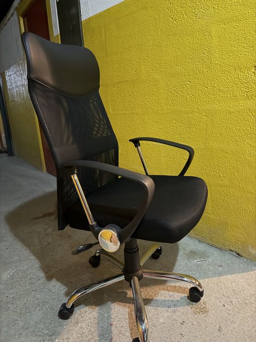 Cadeira de escritorio preta