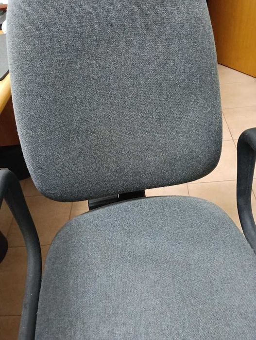 Cadeira de escritório ou quarto de cor cinza