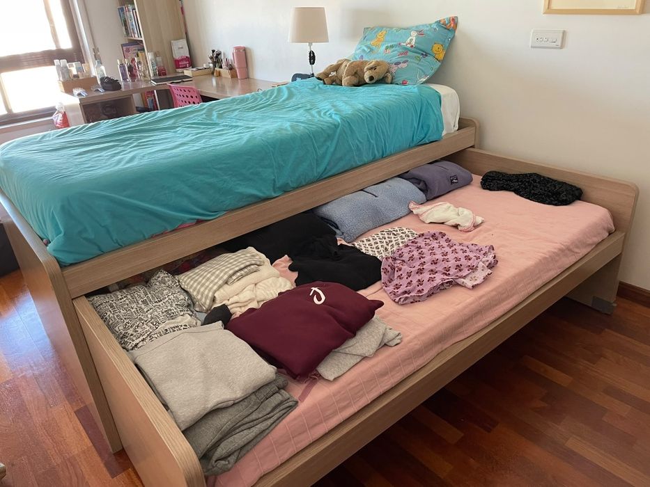 Quarto, secretária e cómoda