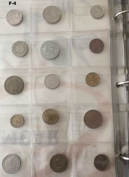 Álbum completo com 240  moedas de vários países