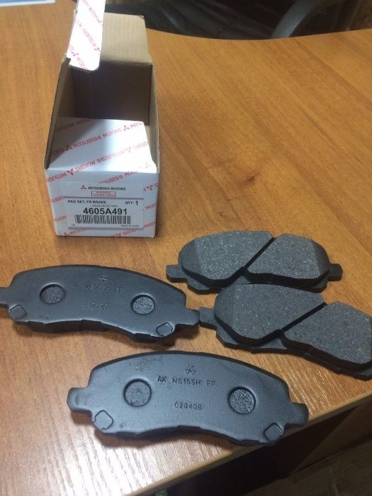 Тормозные колодки Mitsubishi lancer 9 , X ( ОРИГИНАЛ Mitsubishi )