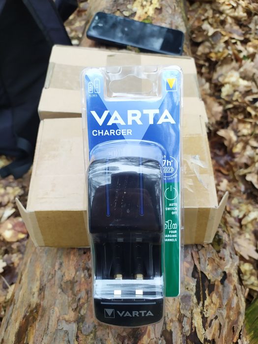 Підходить для батарей AA і AAA (NiMH) Varta