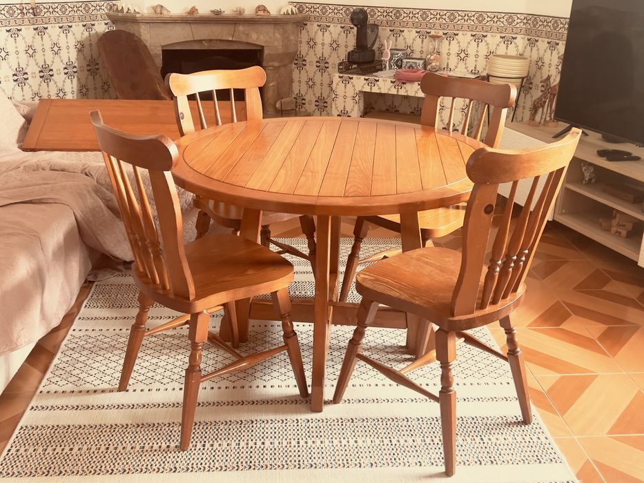 Mesa extensível com 4 cadeiras **Novo Preço**