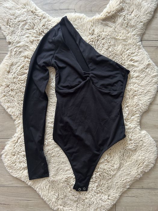 Czarne body na jedno ramie Bershka