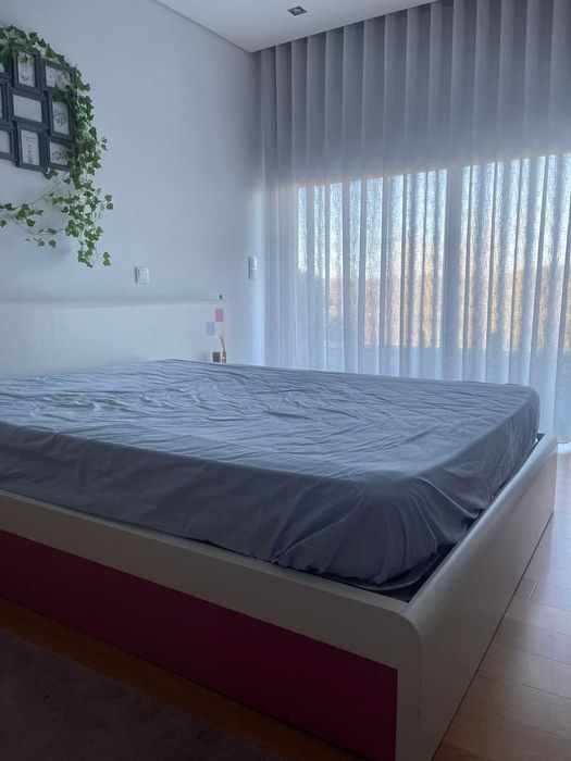 Cama de menina 140*200 com estrado elevatório e mesinhas de cabeceira.s