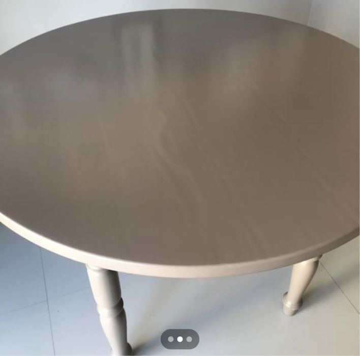 Mesa de madeira maciça lacada