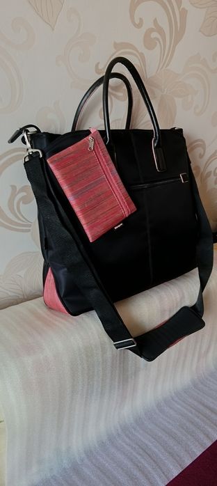 Сумка  фірми Targus для ділової жінки з відділенням для  планшету.