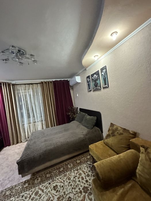 Велика 2 кімнатна квартира ( центр)  . Приймаємо компанї на свята !