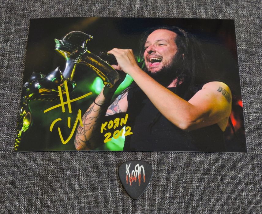 Оригинальный автограф и медиатор группы Korn. Jonathan Davis.