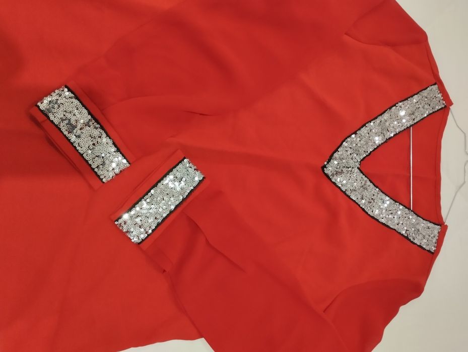 Blusa vermelha com lantejoulas.Nova