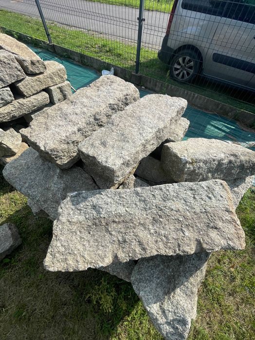 Krawężnik granitowy z dawnej drogi