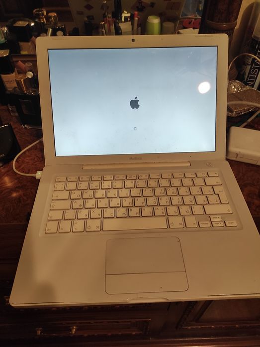 Mac Book білий модель А 1181
