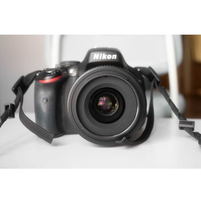 Vende-se uma câmera DSLR Nikon D5100 e duas lentes.
Preço: 460 euros.