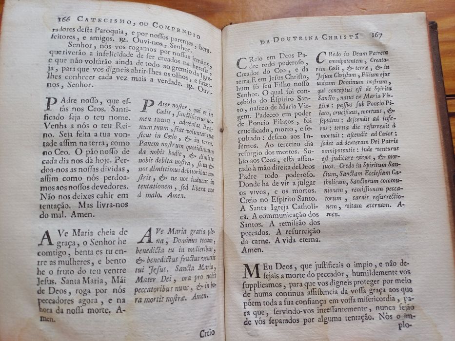 Livro de catecismo muito antigo, do Séc. XVIII