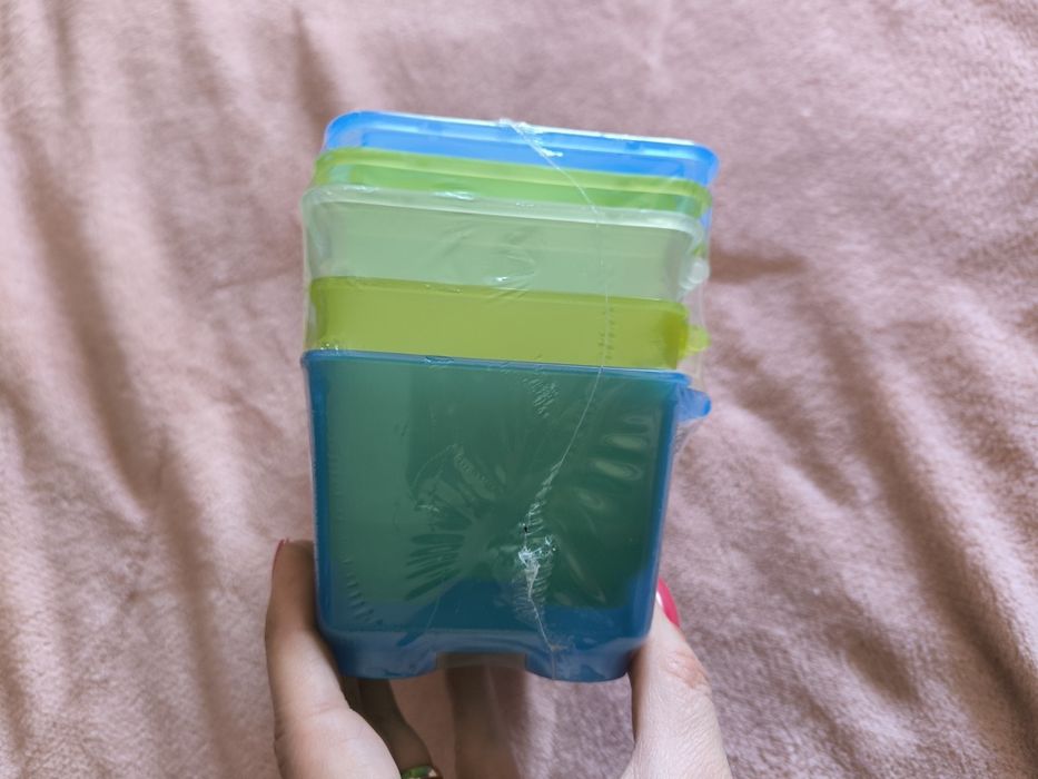 3 caixas empilháveis coloridas seladas