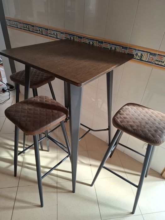 Mesa alta com 3 bancos