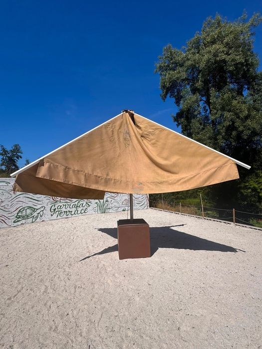 Vendo Guarda sol Grande 4x4 com base em ferro e tampa de madeira