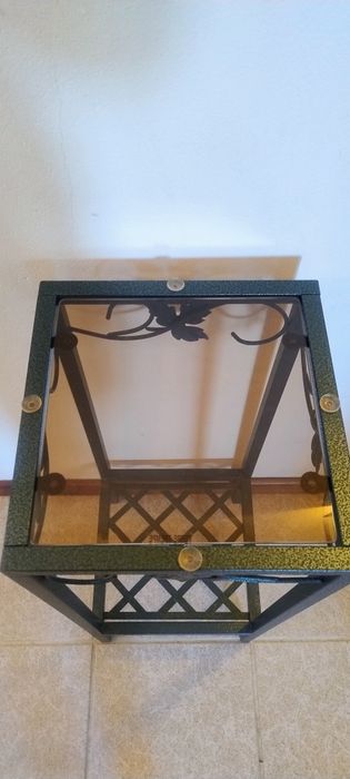 Mesa de apoio decorativa em metal com tampo de vidro