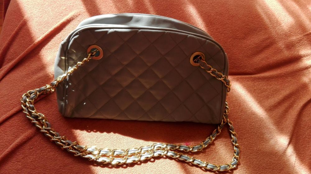 Pikowana szara torebka na łańcuszku