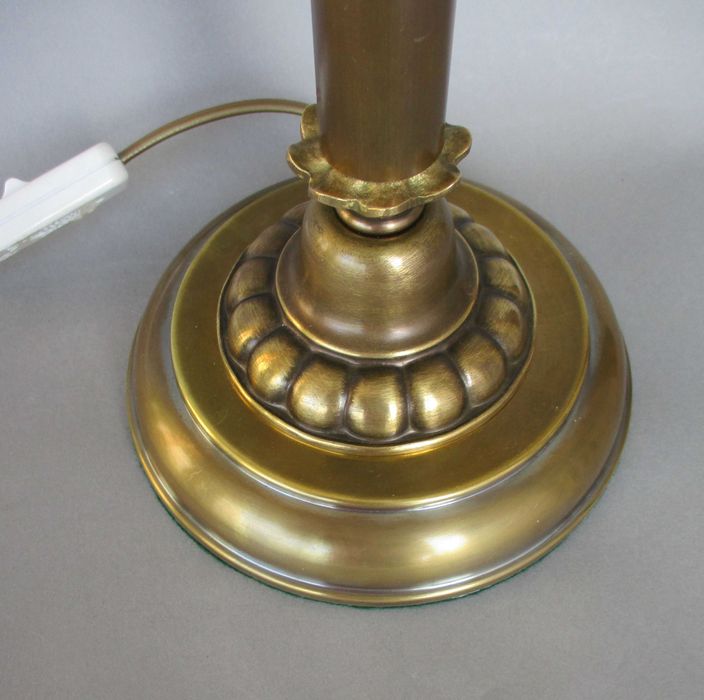 Rasowa, klasyczna, gabinetowa, stara (przedwojenna ?) lampka z mosiądzu.
