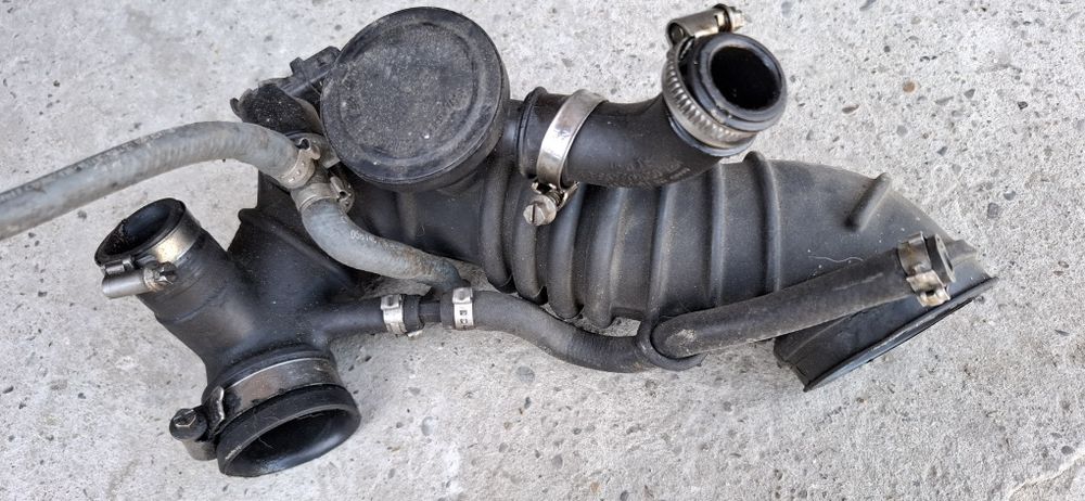 Патрубок повітряного фільтра  ауді A6C5 vw пассат б5 1.8т  038133358L