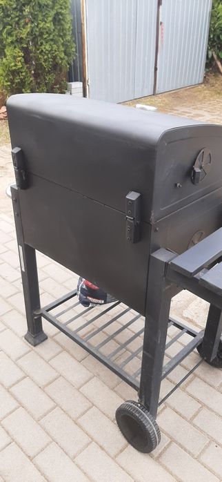 Gryl  na kołach i wegiel drzewny.