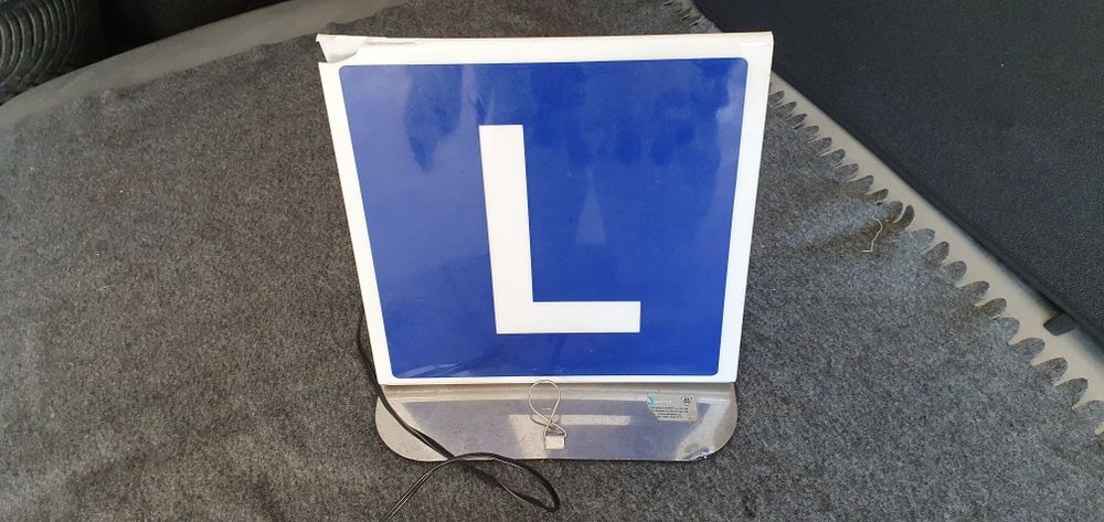 Plafon, emblemat L-ka na dach pojazdu - podświetlany  (lekko uszk.)